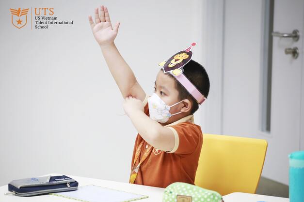 “Ring The Golden Bell” With UTS-ers: Gain More Knowledge And Enjoy The Experience